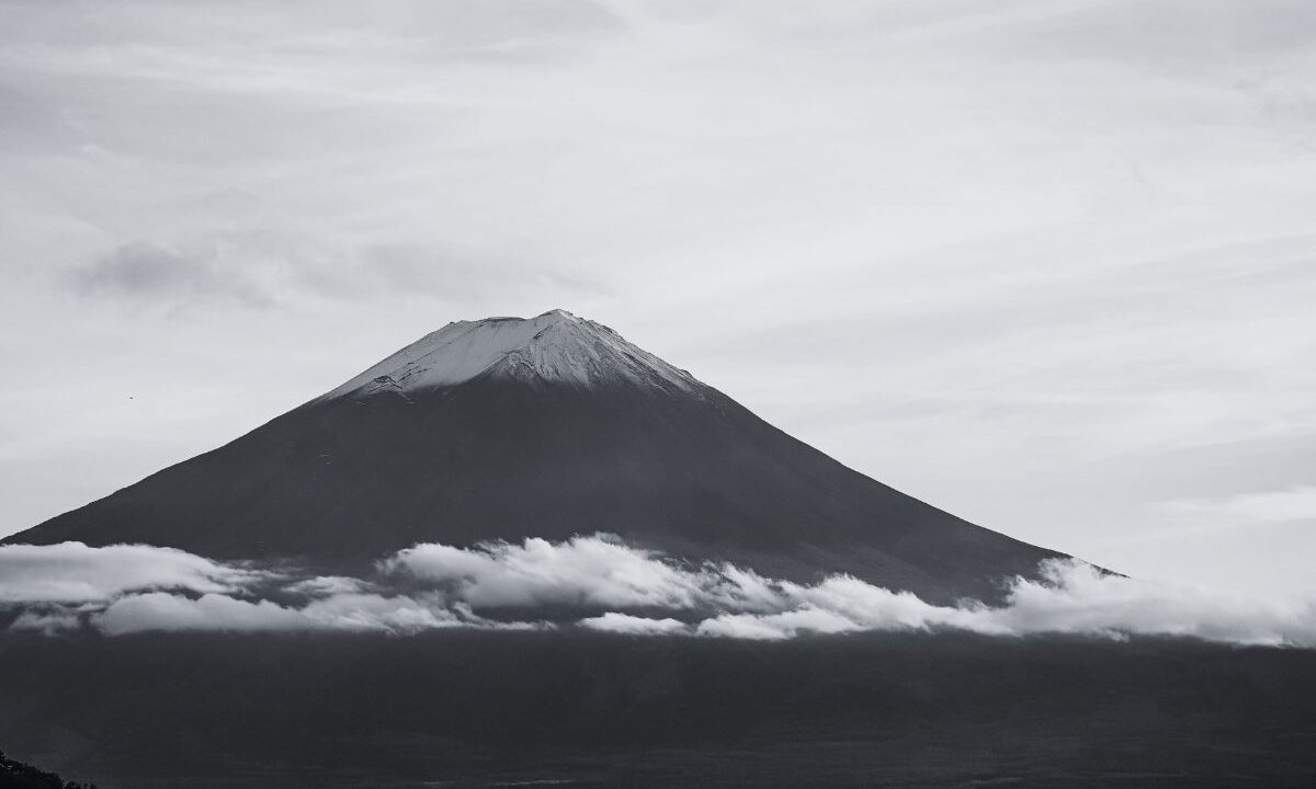 Father leaves son alone on Mount Fuji